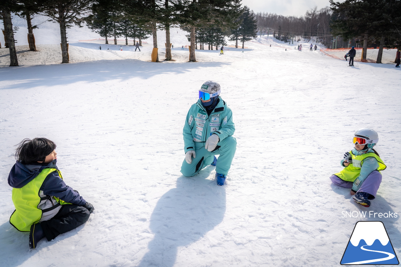 井山敬介さんと秋元日菜子さんのコンビは今年も健在！さらに、サプライズゲストも登場？！憧れのスキーヤーと一緒に雪と戯れ、『いちえ』の美味しいランチをいただく…。夢のようなイベント。めもるホールディングス presents プロスキーヤー・井山敬介さんと行く｜ダイナスティスキーリゾート